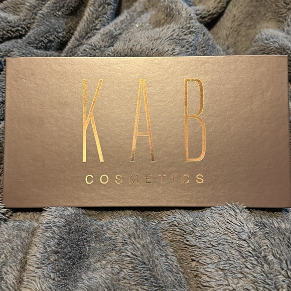 KAB Cosmetics Volume II Contour Palette - Picture 2 of 4